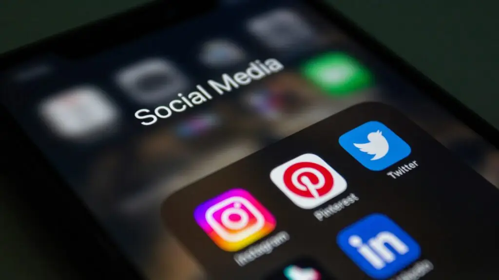 potkniecia-jezykowe-social-media-firm